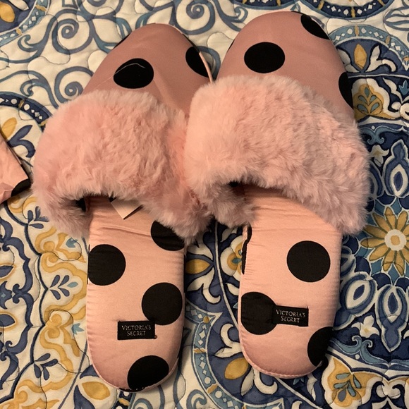 BNWT VICTORIA’S SECRET Pink w/ black polka dots slippers sz M (7-8) & carry bag - Picture 2 of 7